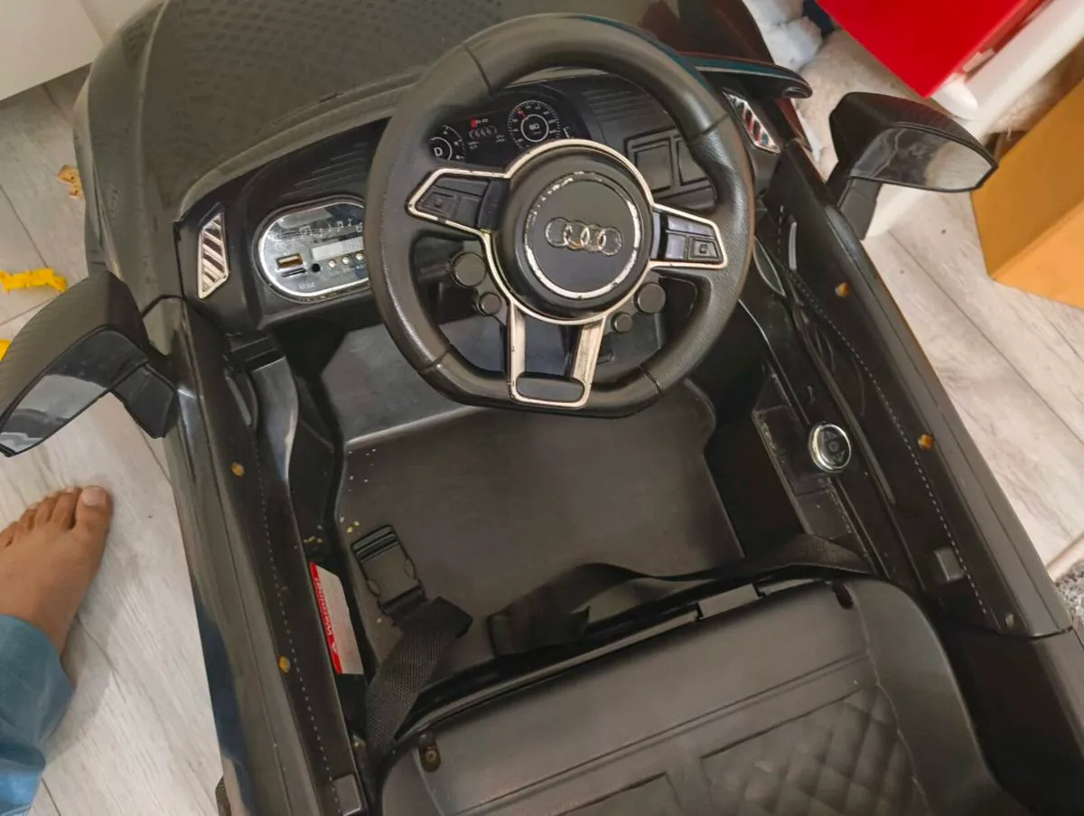 Audi R8 Spyder 12V Electric Ride On Car BLACK - Image 2