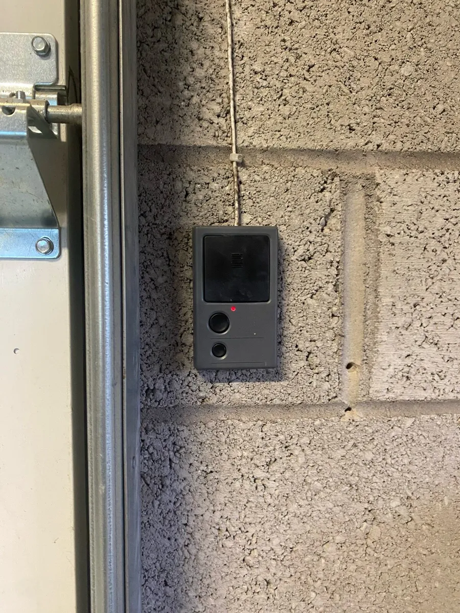 Roller garage door - Image 1