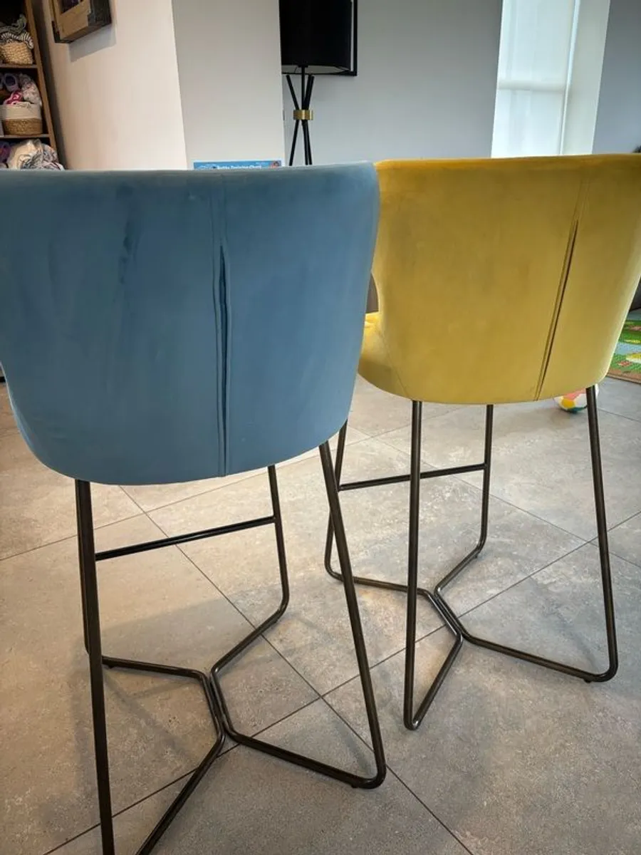 Kitchen dining table, bench, chairs and bar stools - Image 4