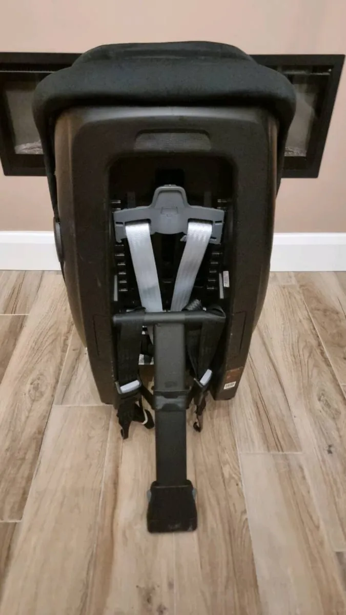 Britax SafeWay M rearfacing car seat with extender - Image 4