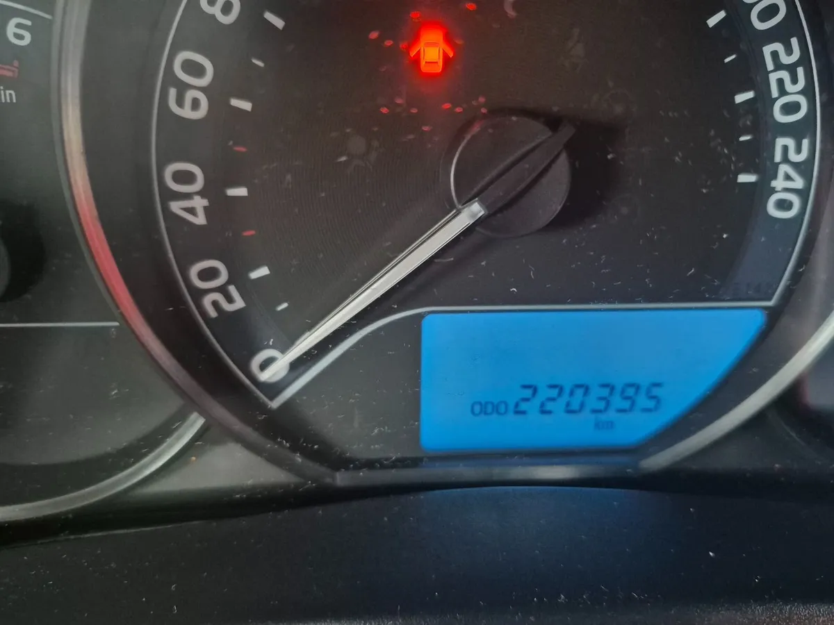 Toyota Auris 2018 - Image 2