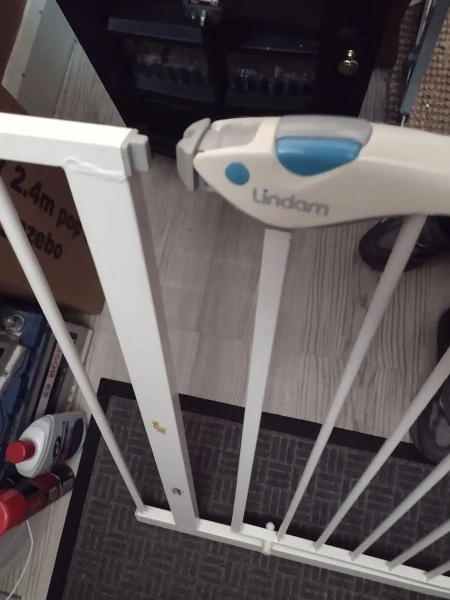 Heavy LIndam stair/door gate with tension bolts - Image 3