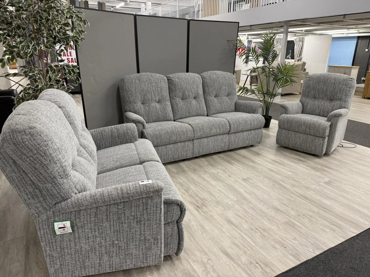 3+2+1 Sofa Set **Online Auction** - Image 1