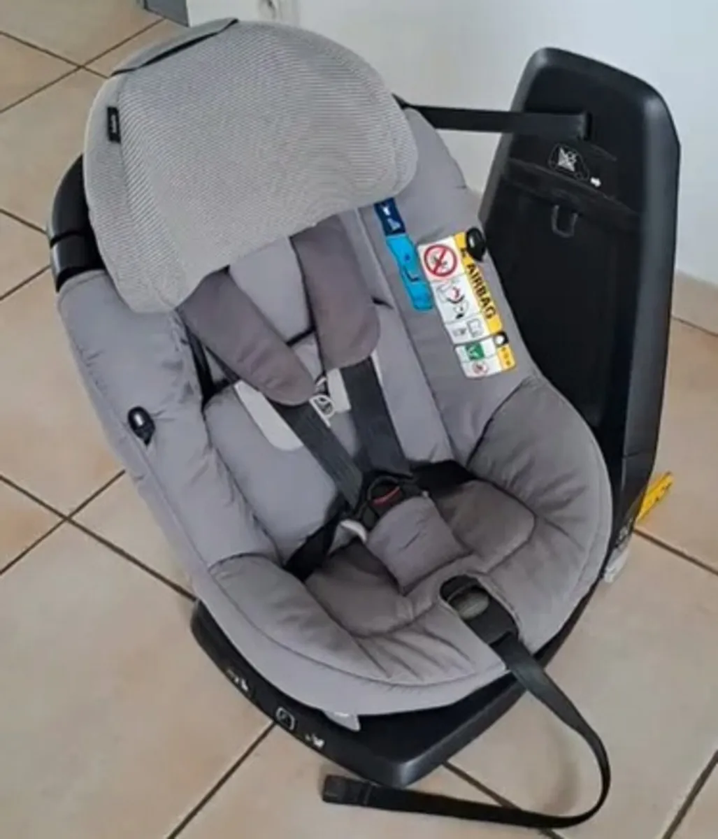 Maxi cosi swivel car seat - Image 4