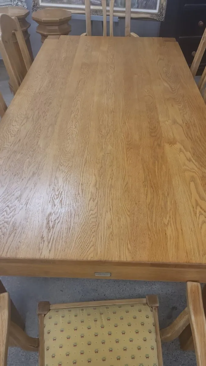 Solid light oak table, 6 chairs - Image 2
