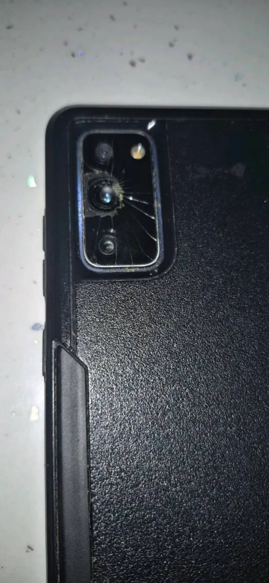 Samsung s20fe vodafone camera lens cracked - Image 2