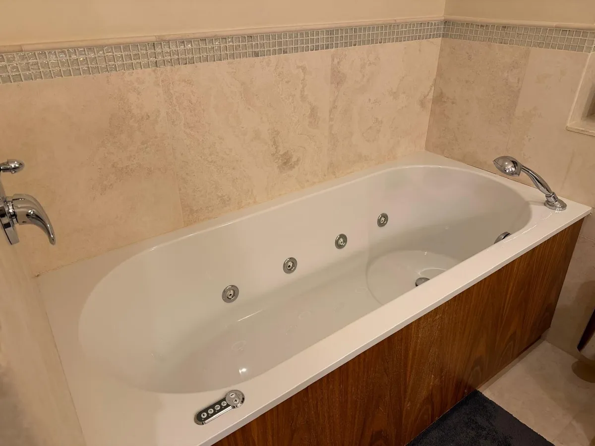 Villeroy and Boch bathroom suite - Image 1