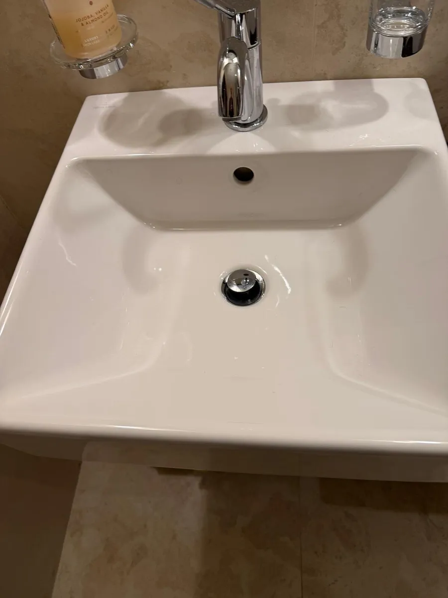 Villeroy and Boch bathroom suite - Image 4