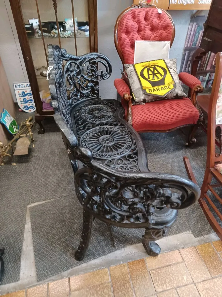Good cast iron garden seat - Image 1