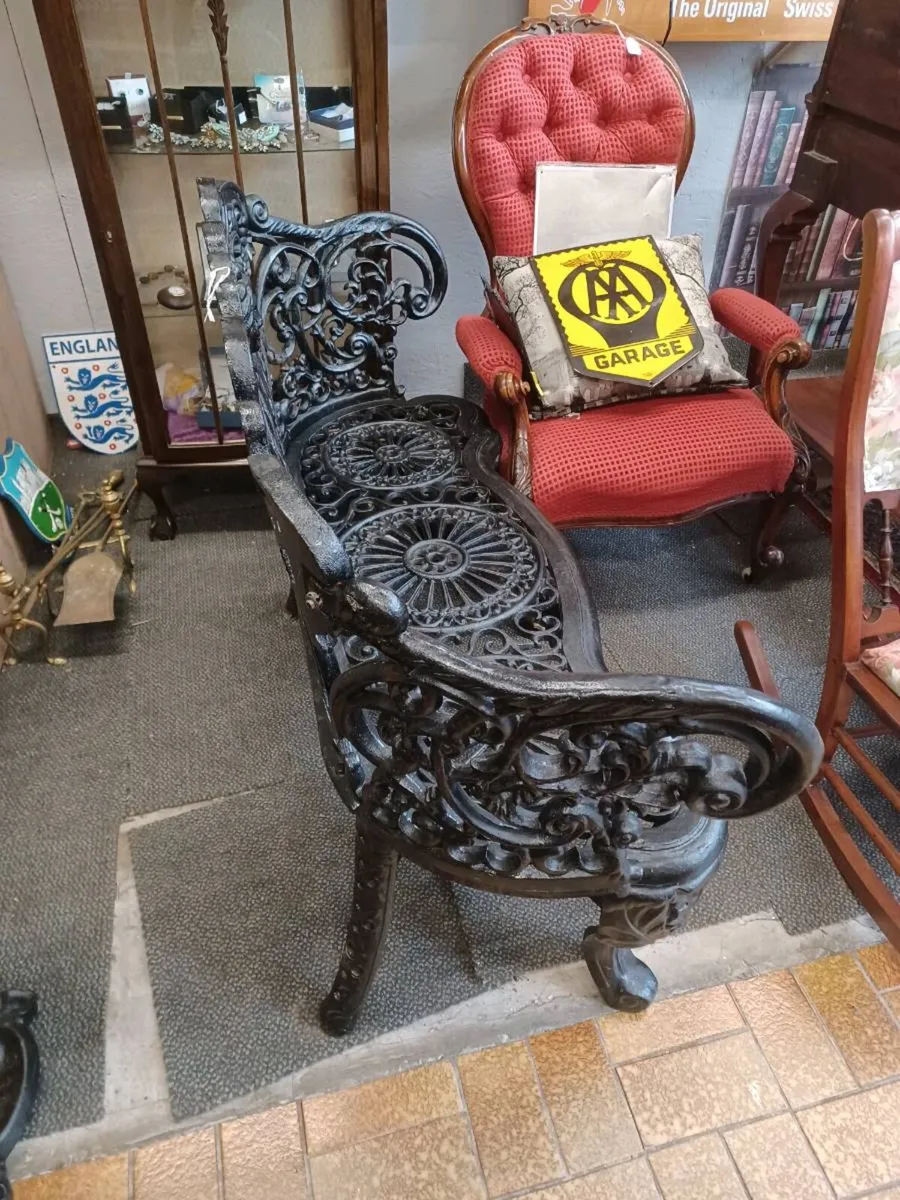 Good cast iron garden seat - Image 2