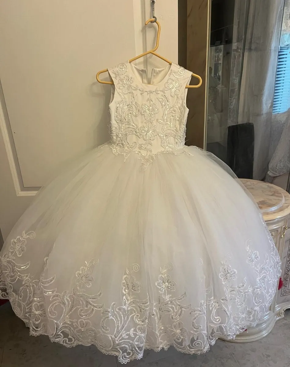 HOLY COMMUNION DRESS EIGHT YEARS OLD TO 9 YEARS OL - Image 1