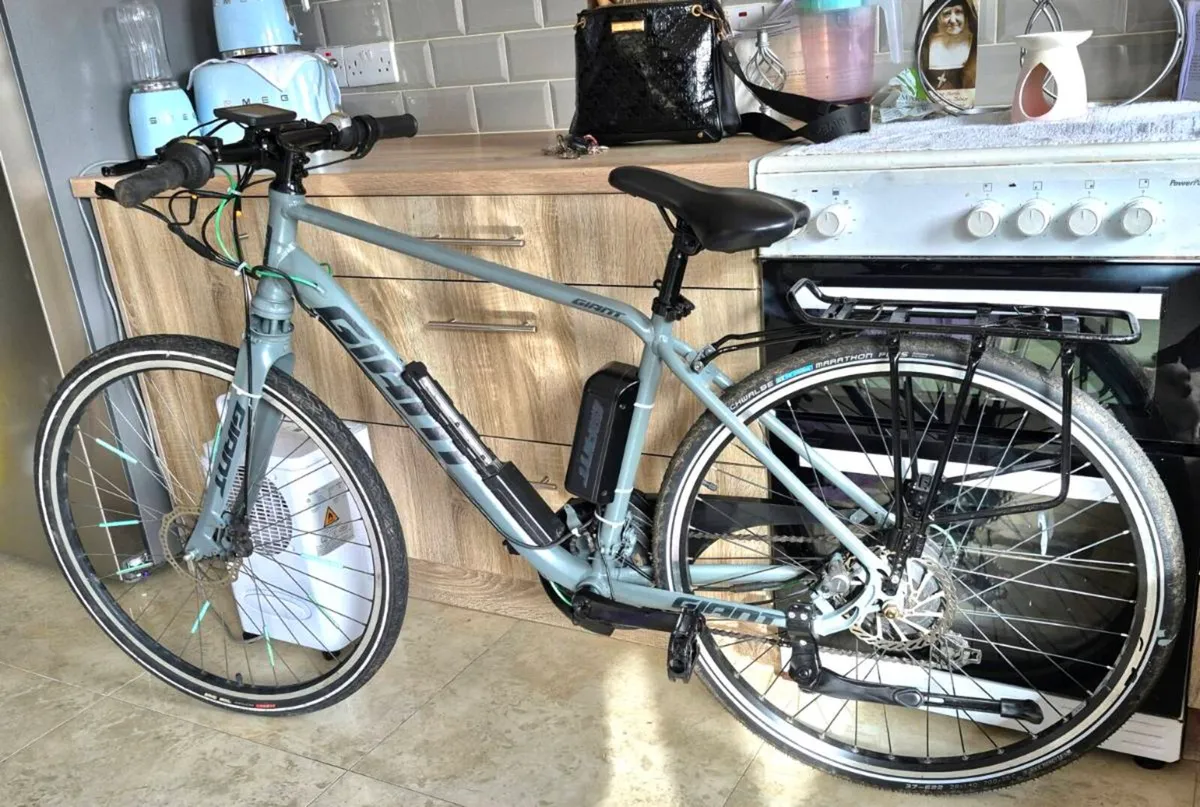 ADULTS GIANT ESCAPE ELECTRIC CRUISER BIKE HAS NO - Image 4