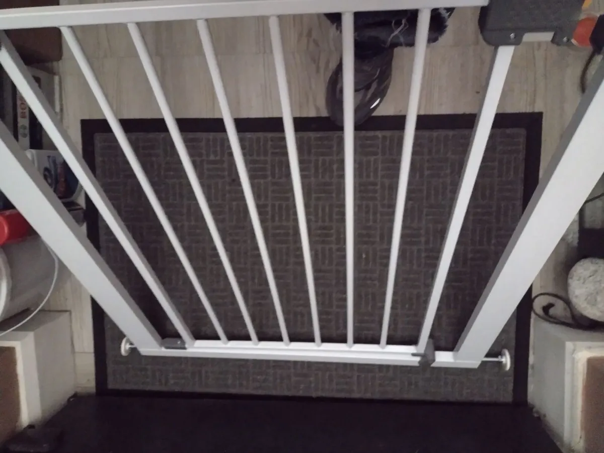 Brand new stair/door safety gate with tension bolt - Image 4