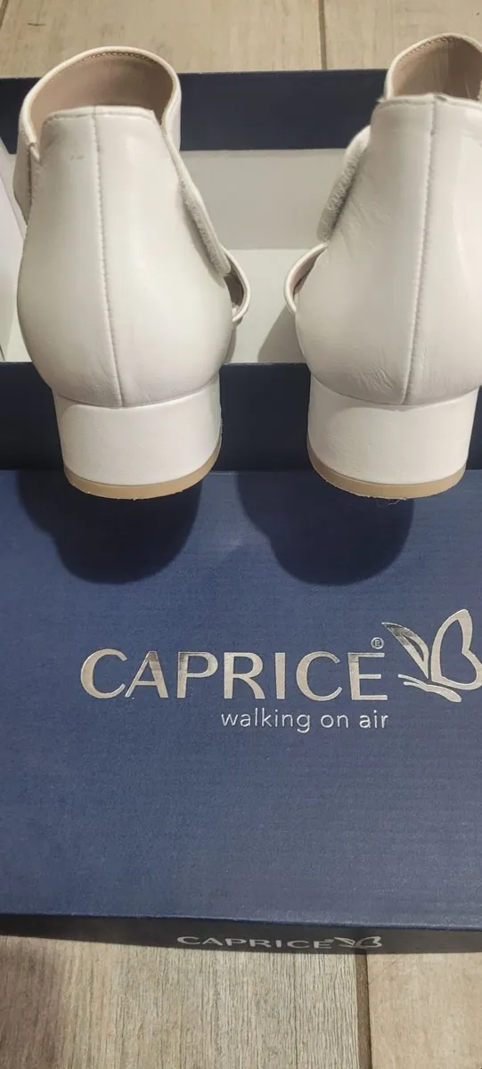 Ladies white sandals - Image 2