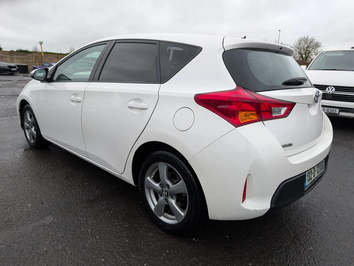 Toyota Auris 2 seater commercial - Image 3