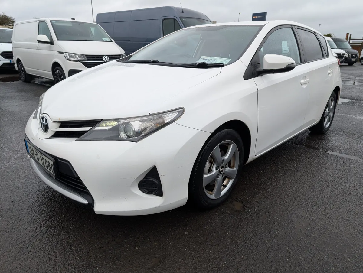 Toyota Auris 2 seater commercial - Image 2