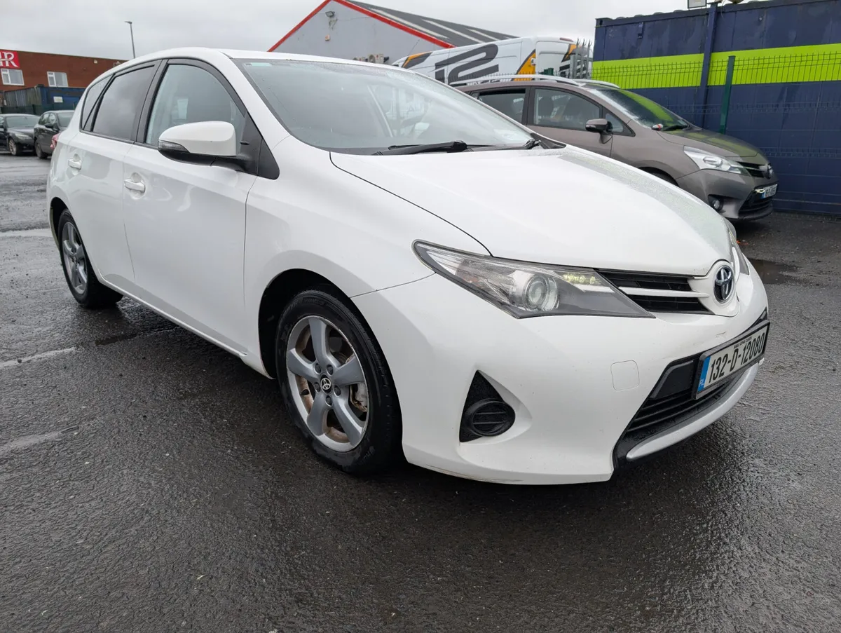 Toyota Auris 2 seater commercial - Image 1