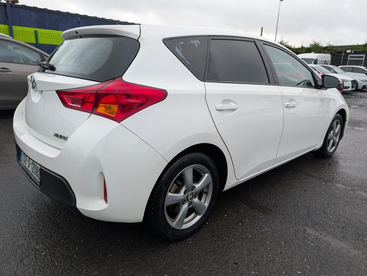 Toyota Auris 2 seater commercial - Image 4