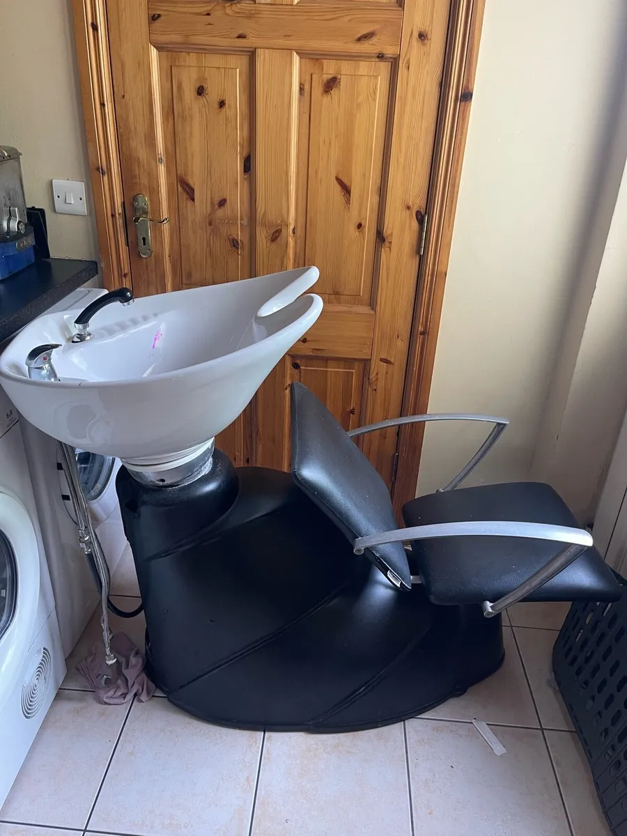 Hair washing sink complete. - Image 4