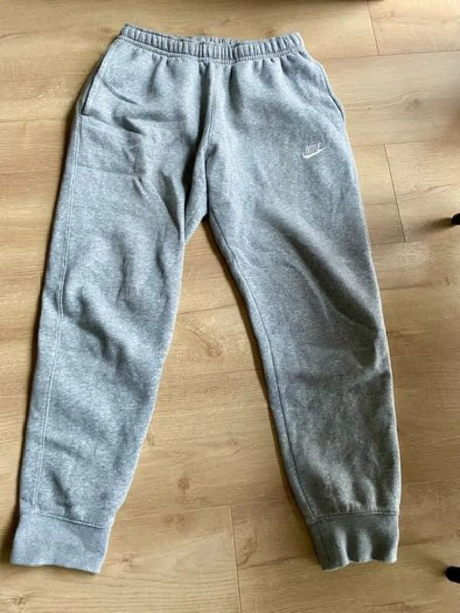 Small Nike bottoms. - Image 2