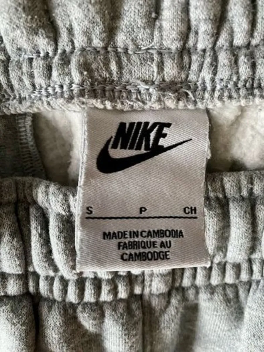 Small Nike bottoms. - Image 3