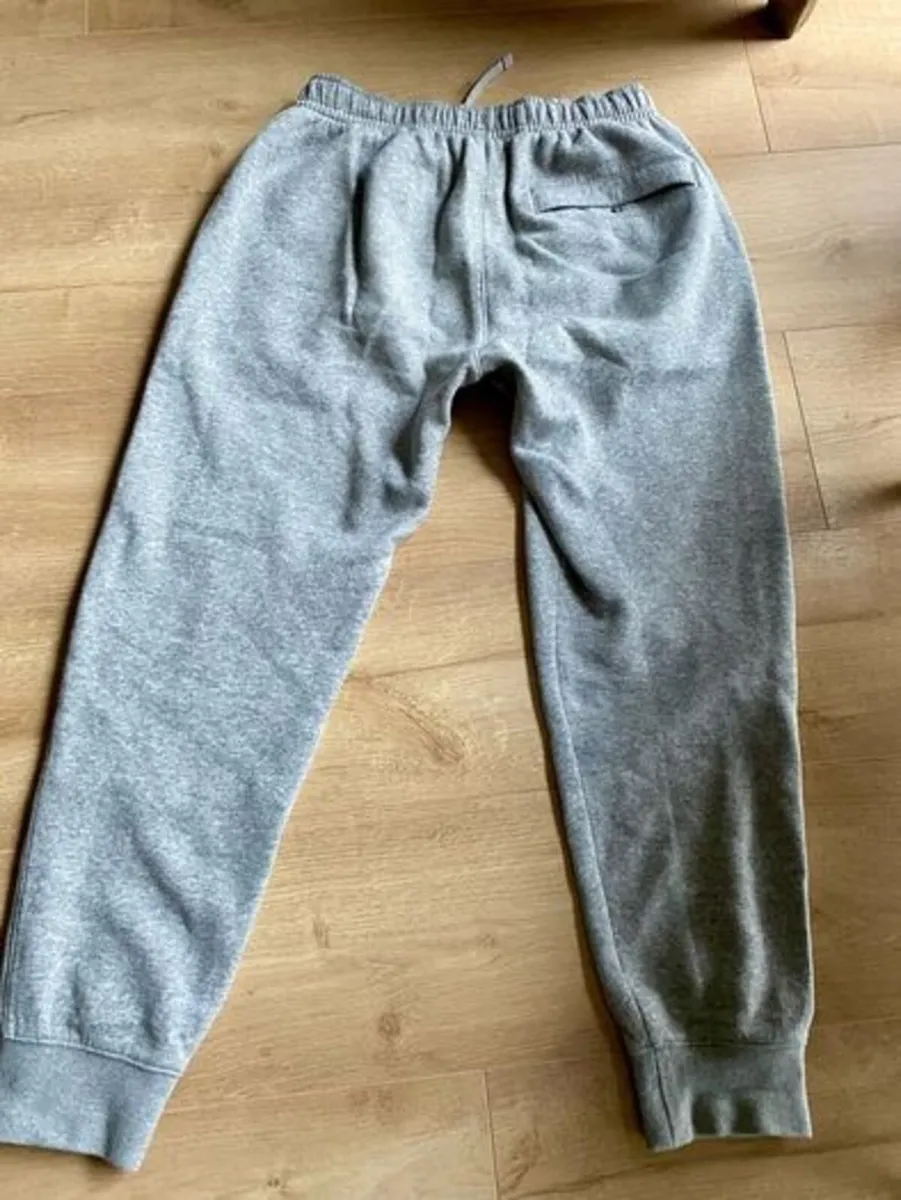 Small Nike bottoms. - Image 4