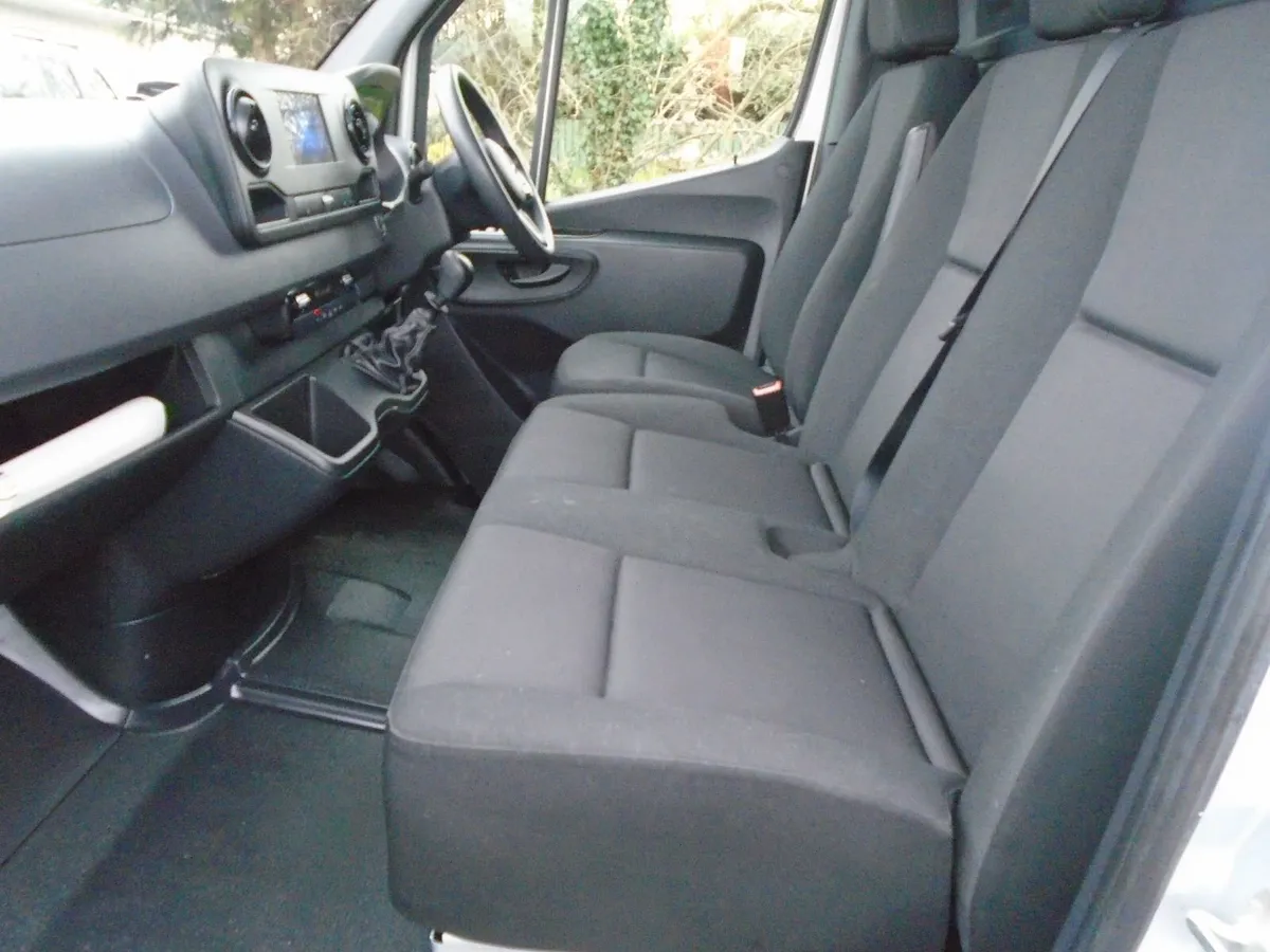 2023 Mercedes-Benz Sprinter 315CDI MWB HR RWD. - Image 4