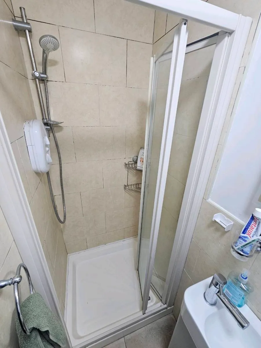 Bi fold shower door - Image 1