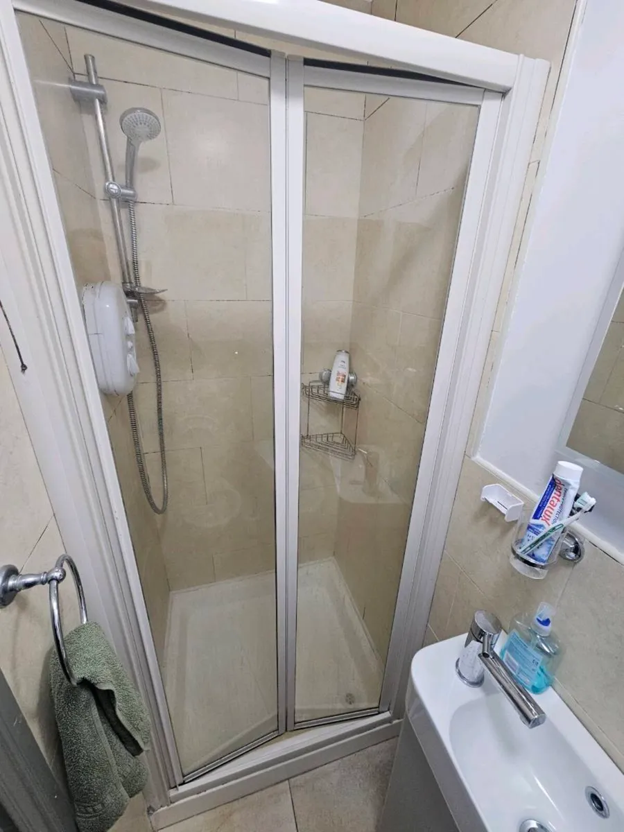 Bi fold shower door - Image 2