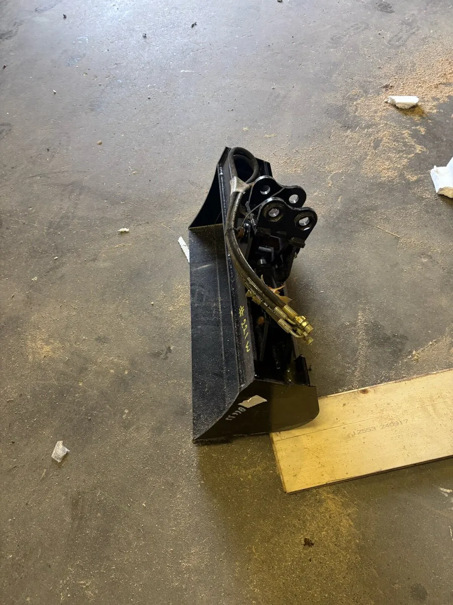 Mini digger bucket - Image 1