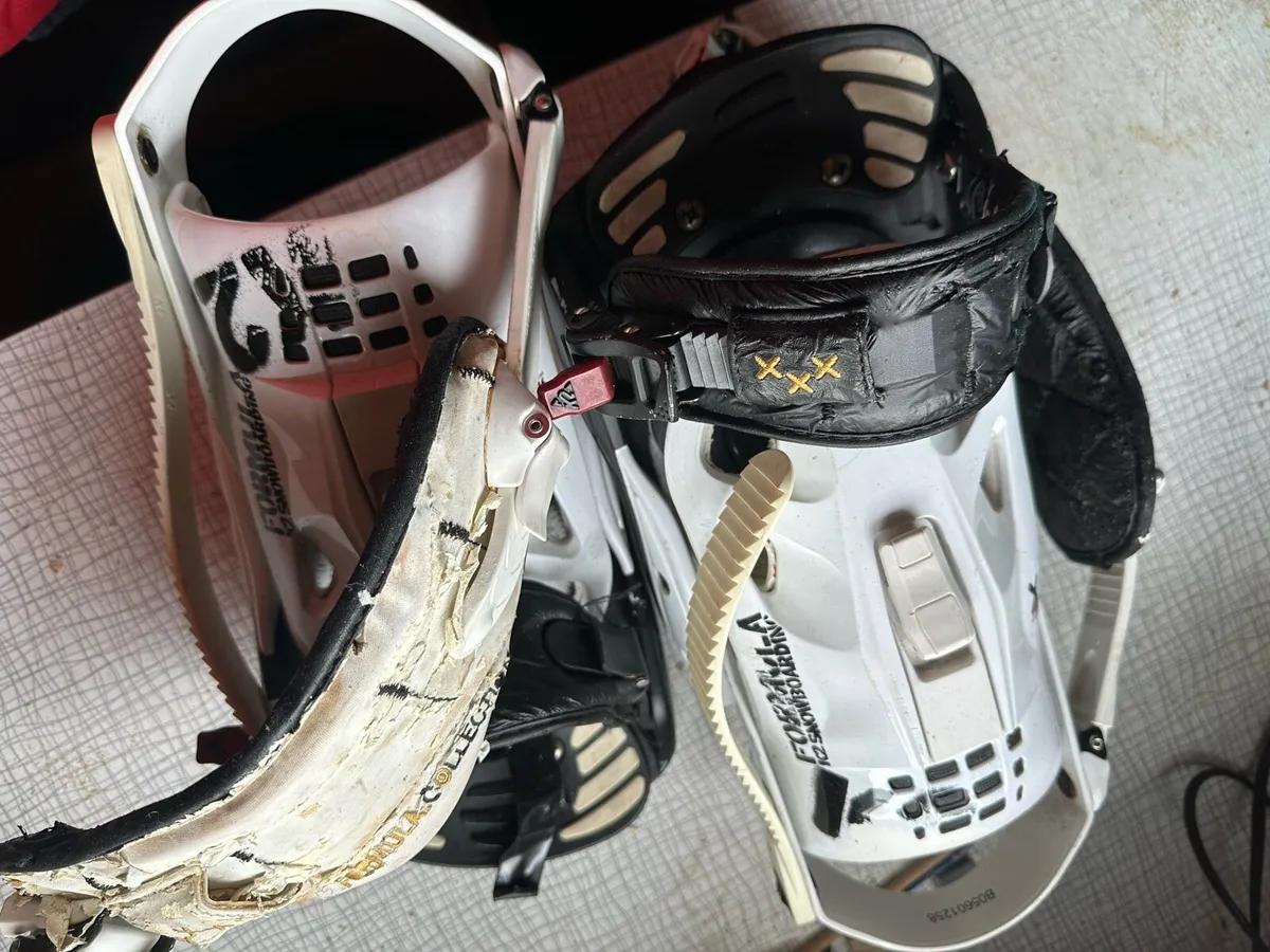 Snowboard boots and bindings - Image 1