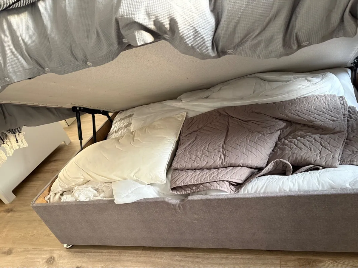 King size bed - Image 4