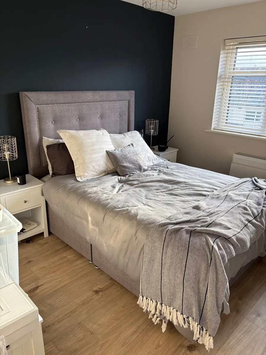 King size bed - Image 1