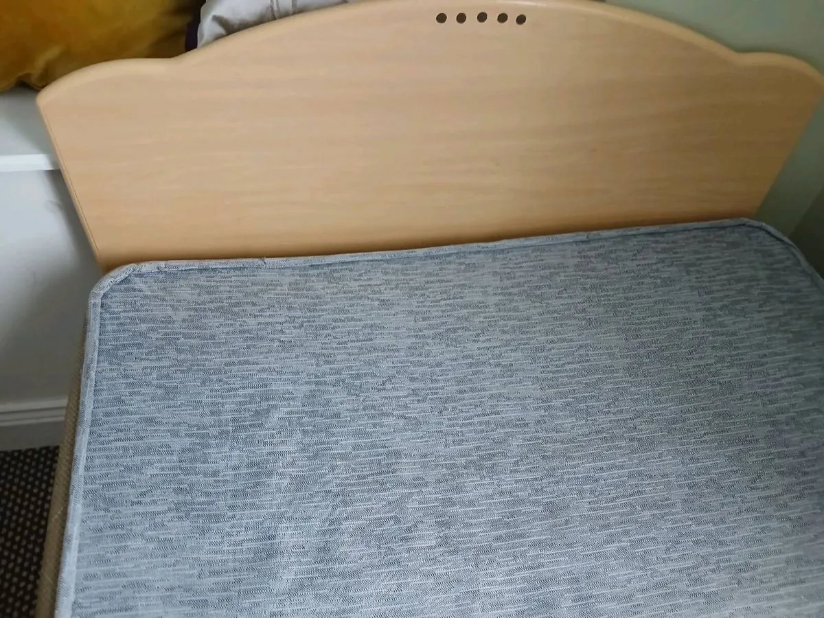 2 Single beds @ headboards - Image 3