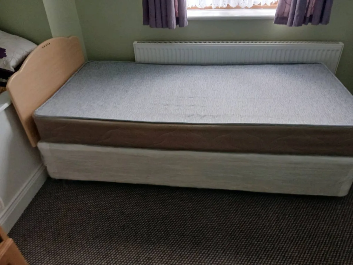 2 Single beds @ headboards - Image 1