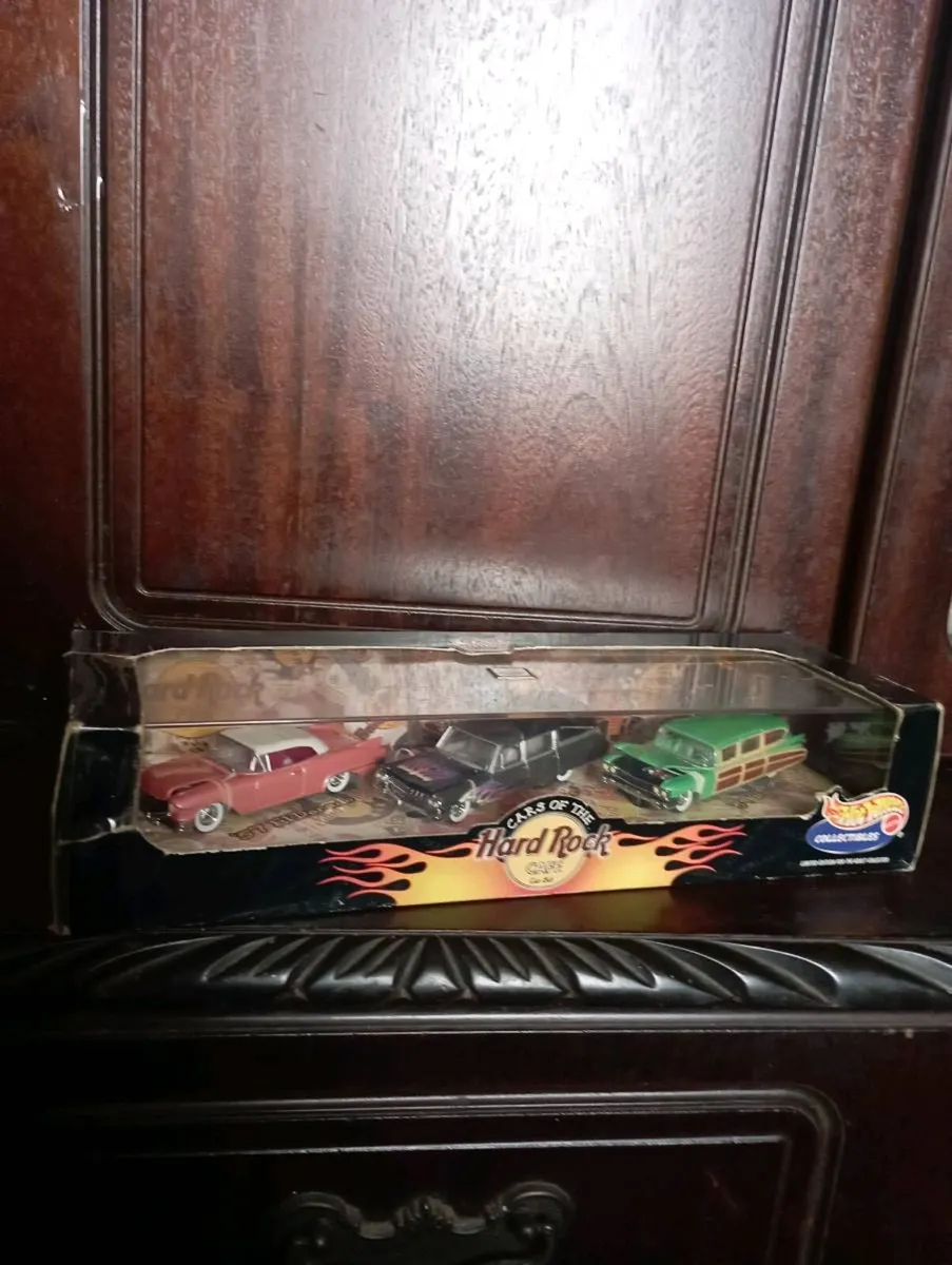 HOT WHEELS DIE-CAST MODLES HARD ROCK CAFE BOXSET - Image 1
