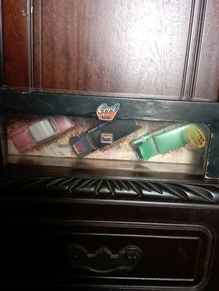 HOT WHEELS DIE-CAST MODLES HARD ROCK CAFE BOXSET - Image 2