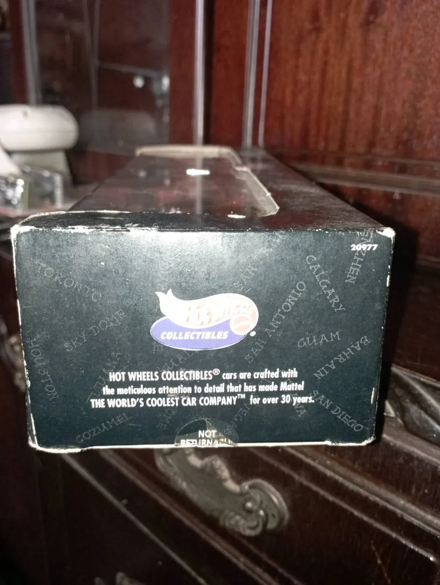 HOT WHEELS DIE-CAST MODLES HARD ROCK CAFE BOXSET - Image 3