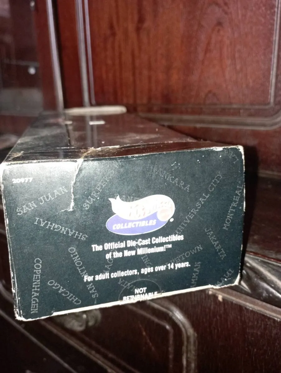 HOT WHEELS DIE-CAST MODLES HARD ROCK CAFE BOXSET - Image 4