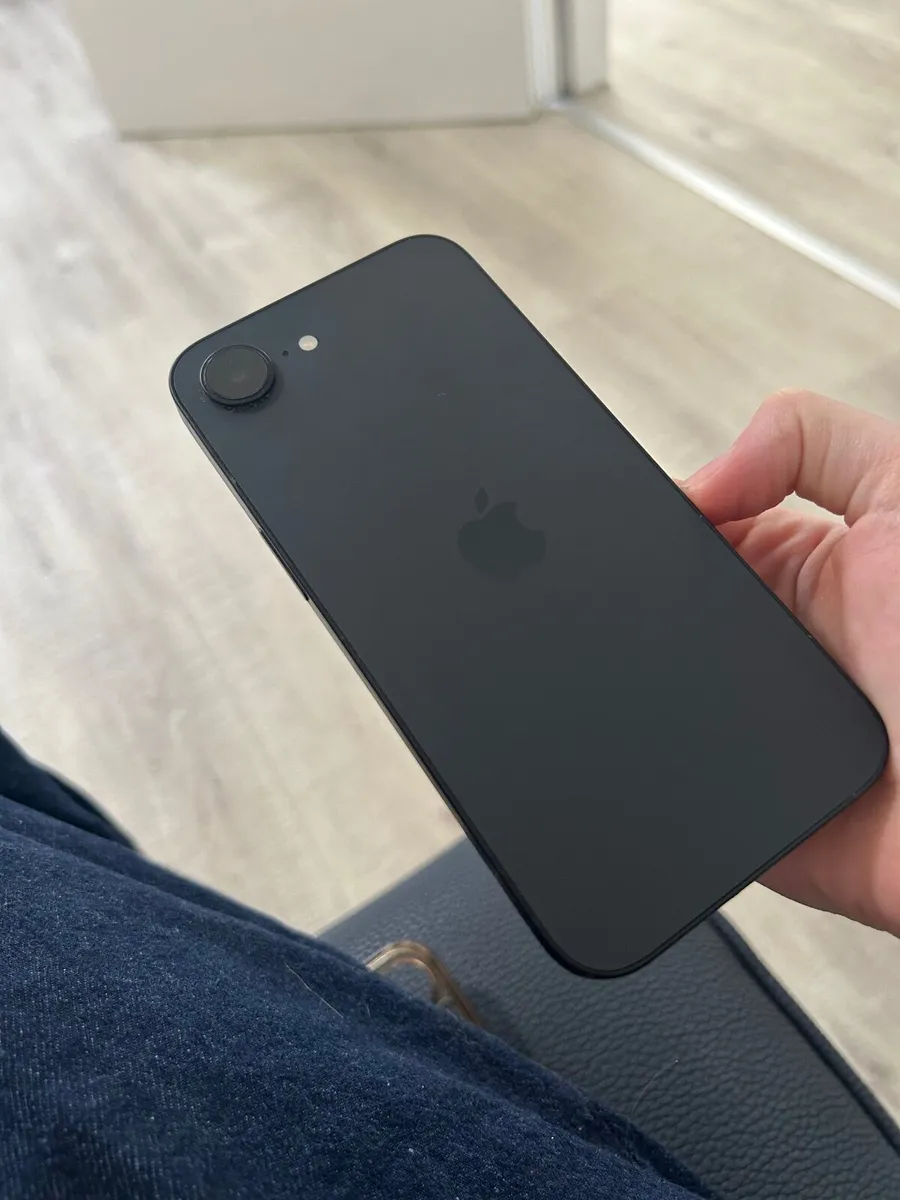 iPhone 16e - Image 1