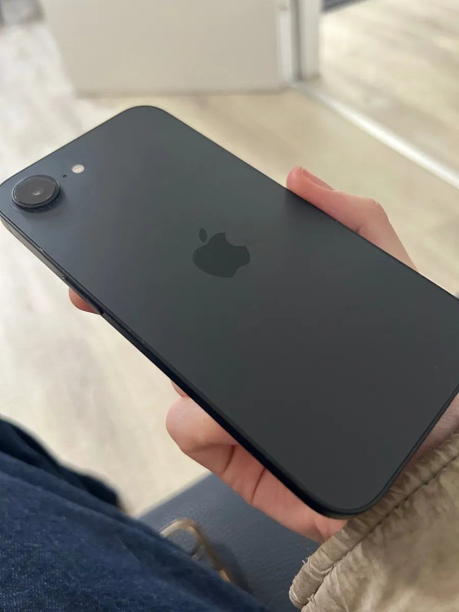 iPhone 16e - Image 2