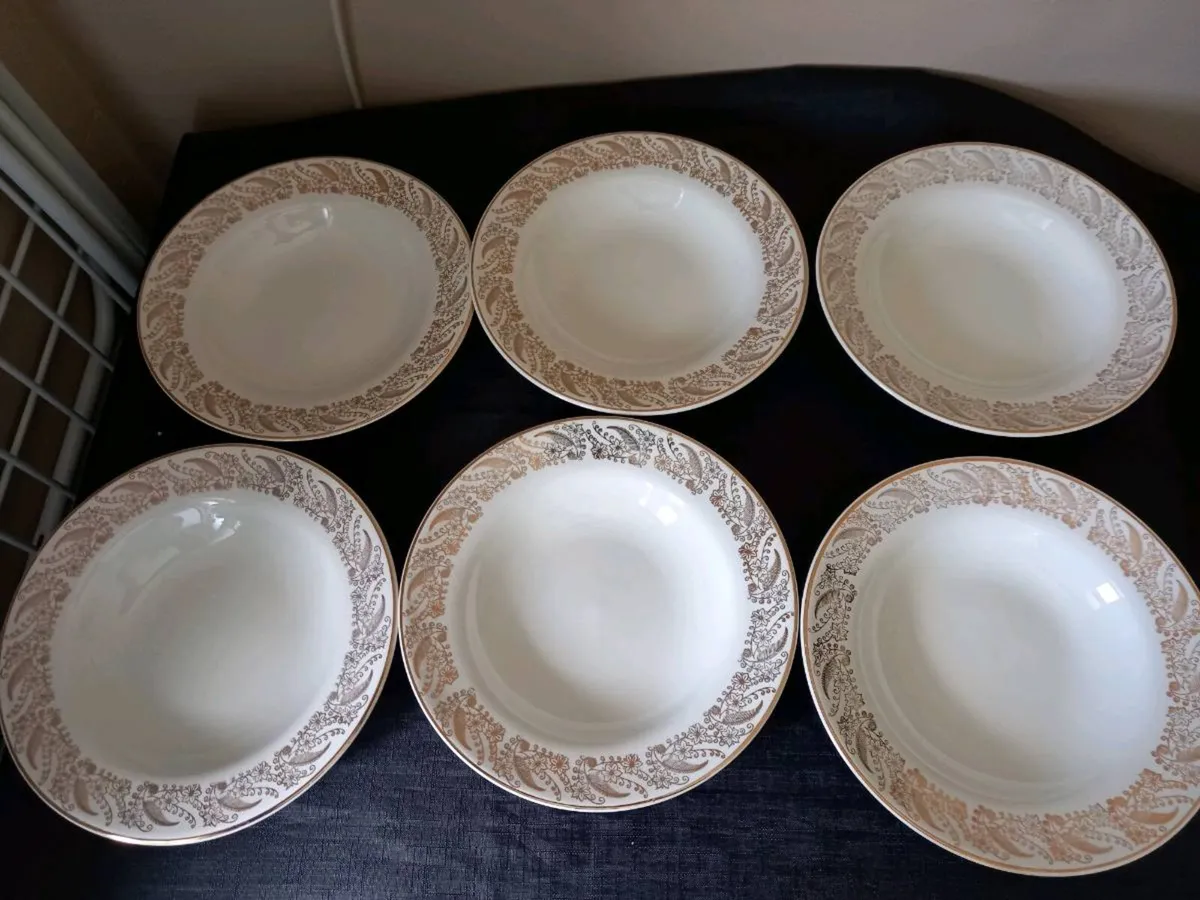 6 Soup Bowl's & Gravy Jug - Image 1