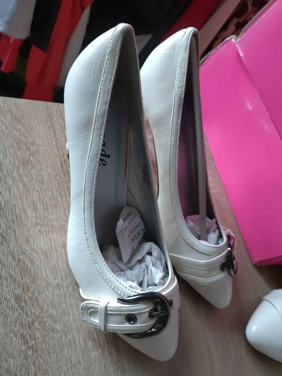 New shoes with buckle - Image 1