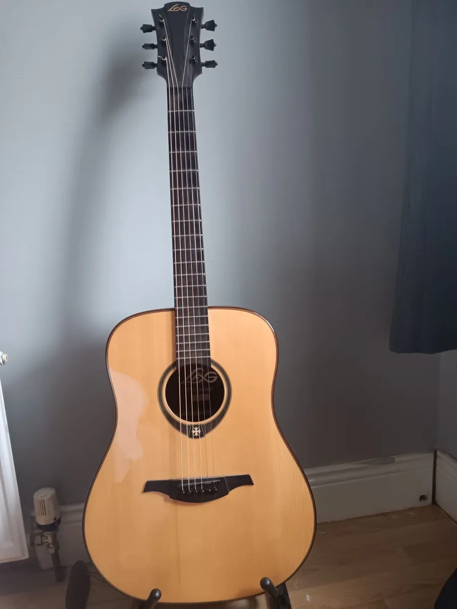 Acoustic guitar - Image 1