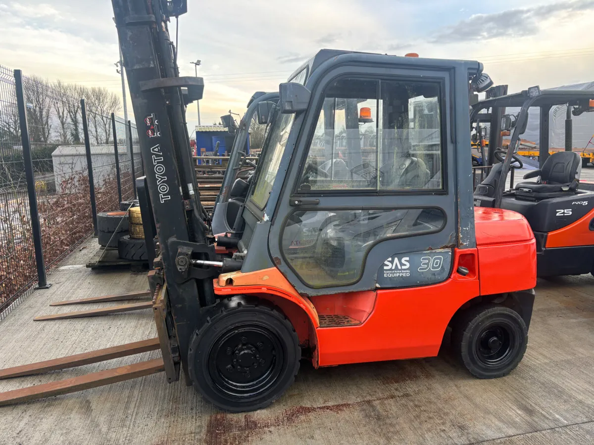 Toyota 7FDF30 Forklift - Image 1