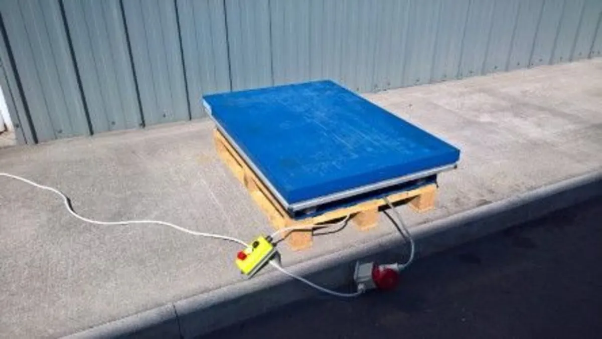 Pallet lifting table - Image 1