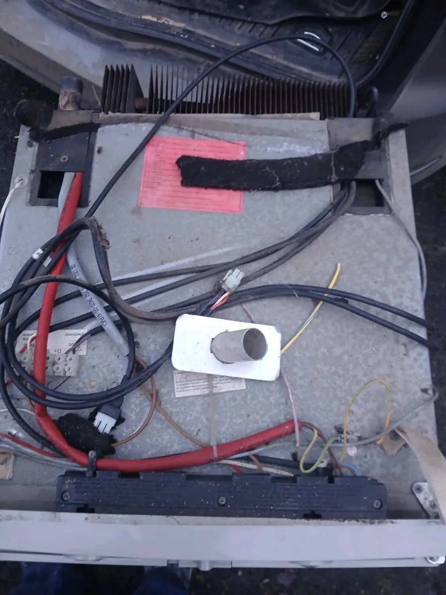 Dometic RM7371 fridge (Faulty) - Image 3