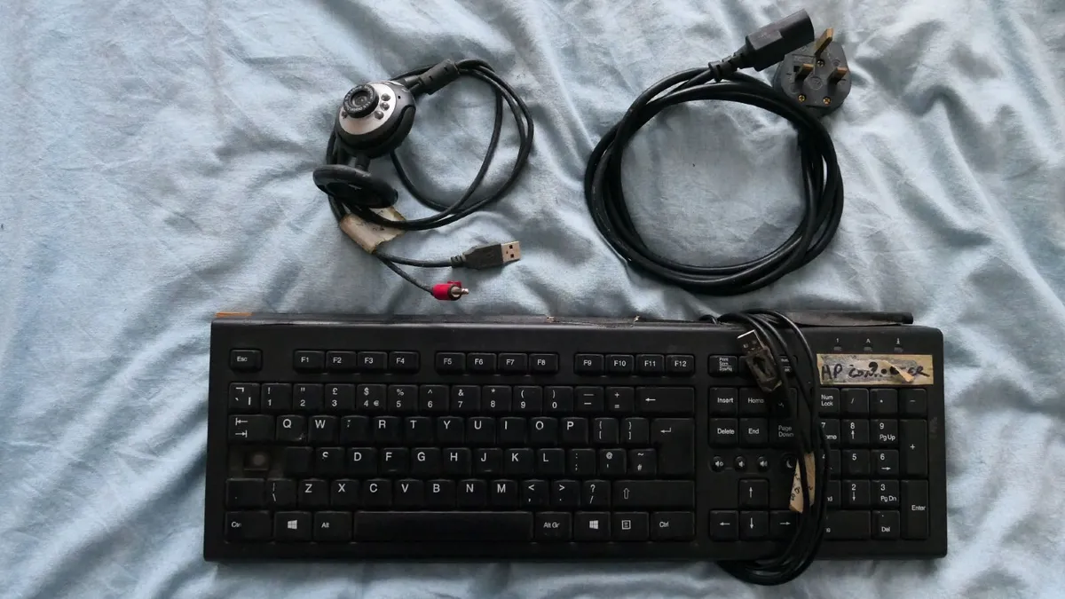 HP TOWER COMPUTER w/ keyboard + basic webcam - Image 4