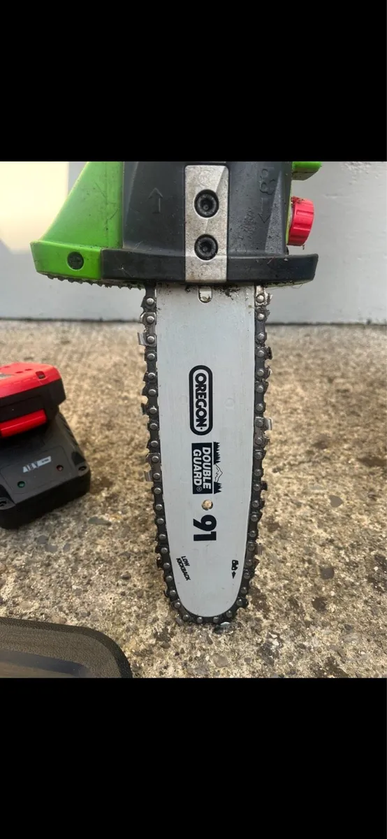 Cordless extendable 4m chainsaw/trimmer As new!! - Image 2