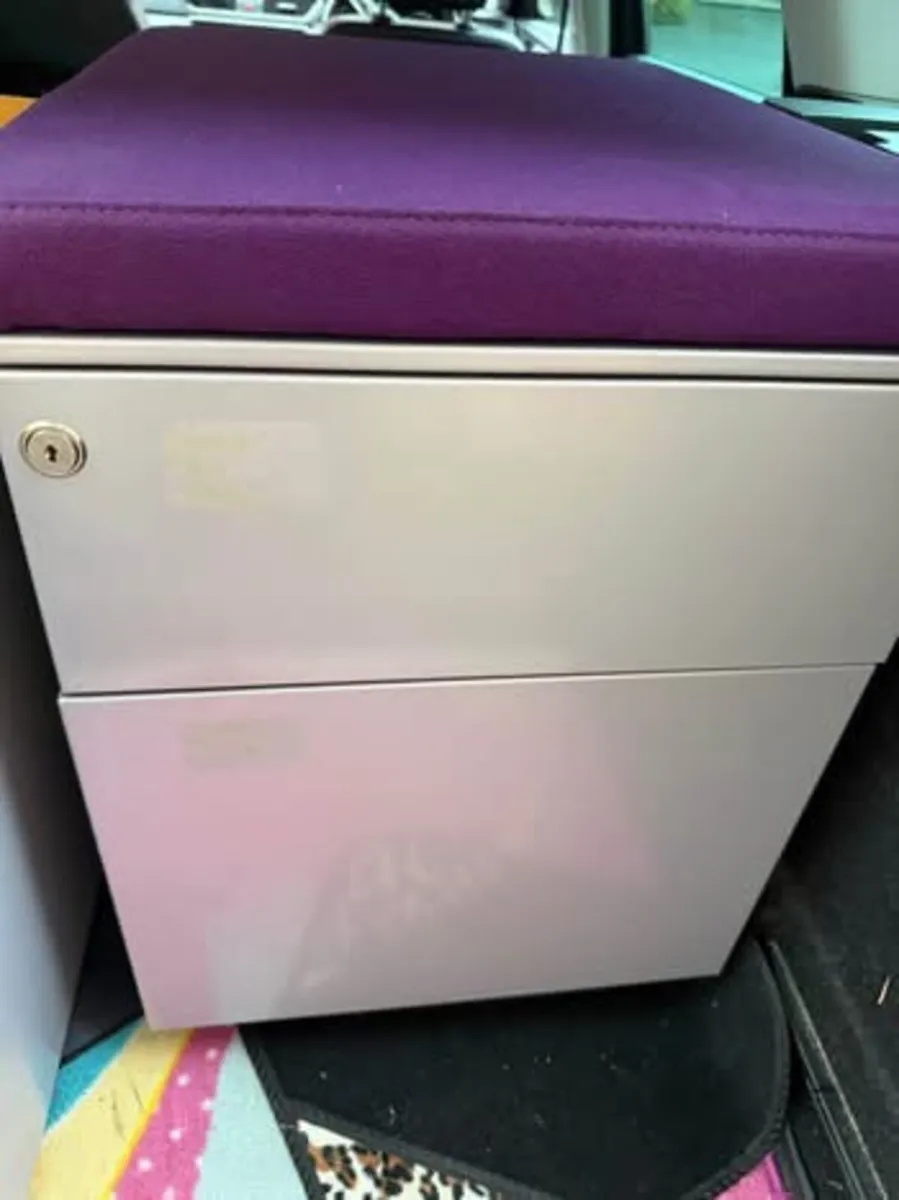 Steel pedestal with cushion - Image 1